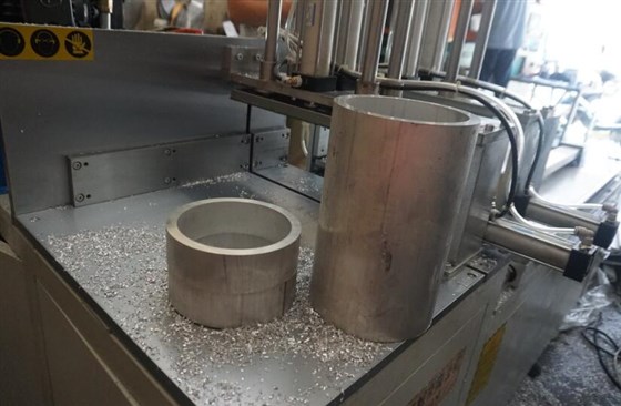 切鋁機(jī)所剩下的尾料 切鋁機(jī)所剩下的尾料
