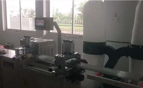 全自動(dòng)鋁型材切割機(jī)鋸切光伏角碼 全自動(dòng)鋁型材切割機(jī)鋸切光伏角碼