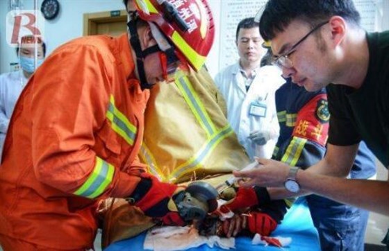 切割機鋸片卡入男子手中現場圖 切割機鋸片卡入男子手中現場圖