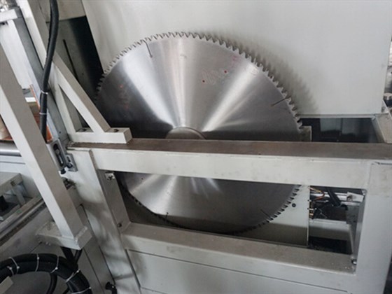 全自動切鋁機裝鋸片圖 全自動切鋁機裝鋸片圖